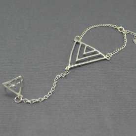 Bracelet-bague "Triangle" en métal argenté