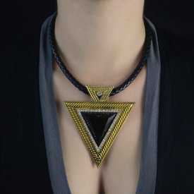 Collier "Big Triangle" en métal doré, résine et strass, sur cordon de cuir