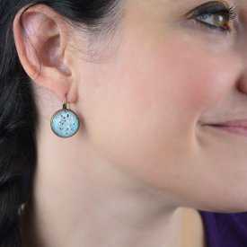 Boucles d'oreilles "Glitter - Summer Turquoise" en métal doré vieilli et cabochon
