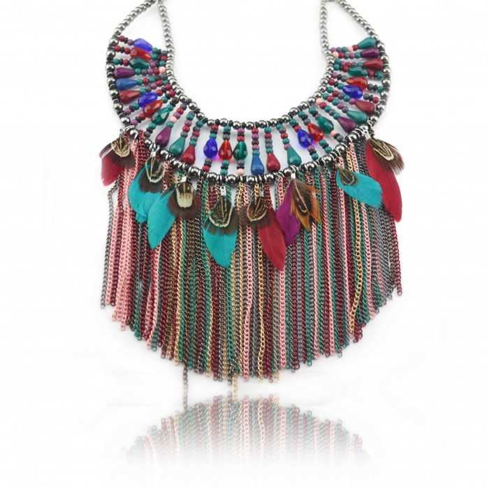 Collier "Tribal Style - Saidi" en métal argenté, chaînes de métal colorées, perles et plumes