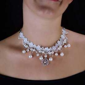 Collier "White Pearl" en métal argenté, dentelle et perles