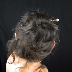 Pic à cheveux "Perle" en métal doré vieilli, perle de synthèse et strass