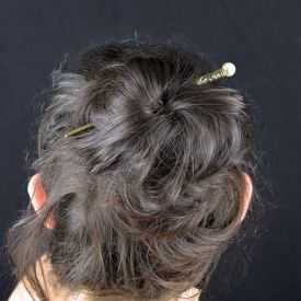 Pic à cheveux "Perle" en métal doré vieilli, perle de synthèse et strass